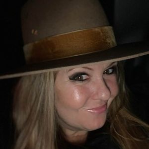 Meet your Posher, Dee